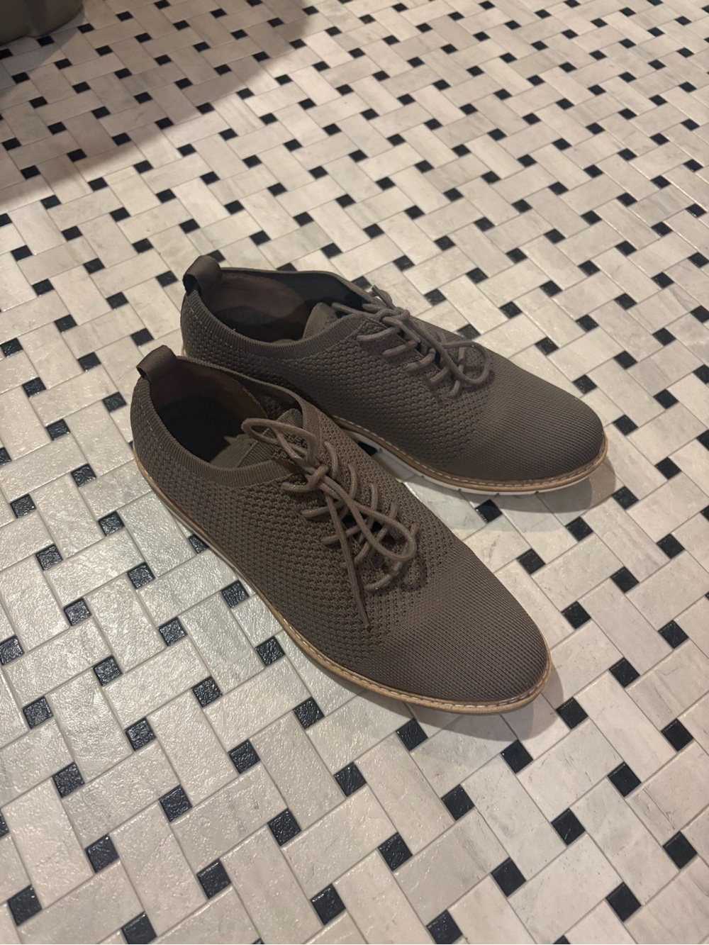Kelly and Katie Casual Knit Lace-Up oxford shoes in Taupe. Women’s size 8